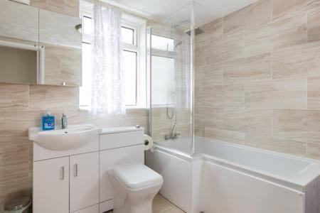 Gardner Holidays House Манчестър Екстериор снимка